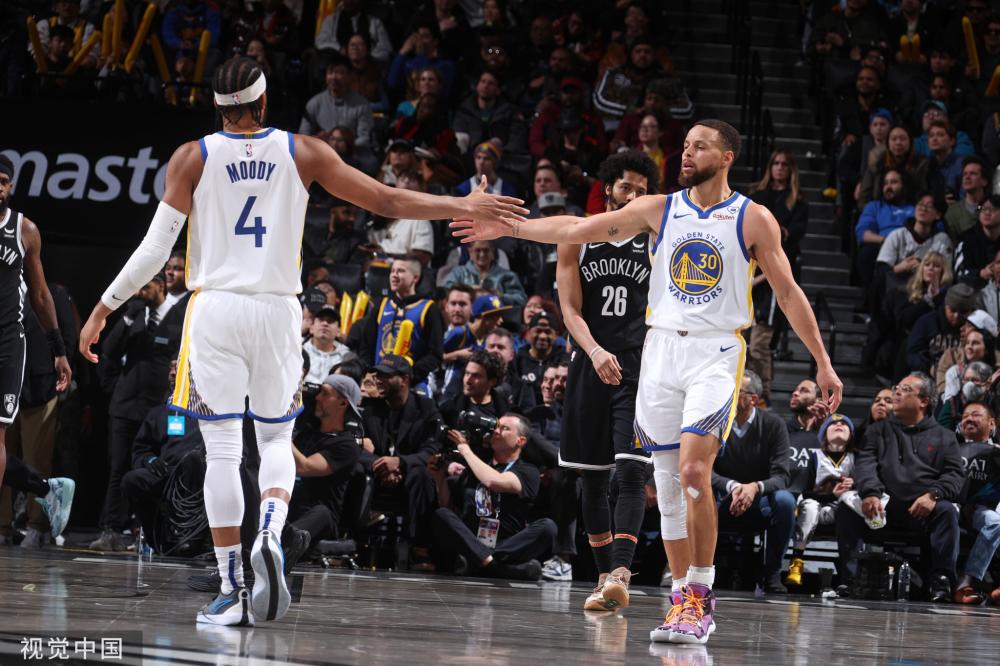 中超首轮出场仪式中，魏震抱着自己的孩子出席….